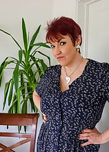 Mature.nl - Cougar Layla Bird loves to play with her brand new toy