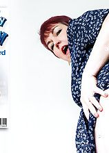 Mature.nl - Cougar Layla Bird loves to play with her brand new toy