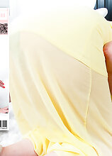 Mature.nl - Cougar Tall Clare gets very frisky during cleaning at home