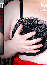 Mature.nl - Curvy cougar Kerry is a naughty mature lady