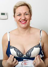 Mature.nl - Holiday cougar Clare is fooling around with her present