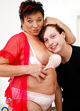 Mature.nl - Joanne is a hairy curvy grandma with a horny plan for her and her toyboy