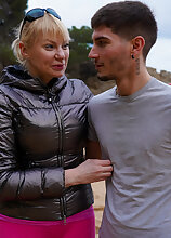 Mature.nl - Milf Anna Blond thanks her helpful toyboy