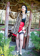 Mature.nl - MILF Wanilianna is getting wet in the woods