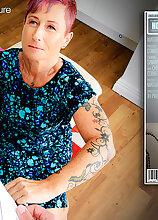 Mature.nl - British Samantha has a kinky way to cheer up her stepson after a breakup