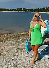 Mature.nl - See voyeur MILF Beth show off her hairy pussy at the beach