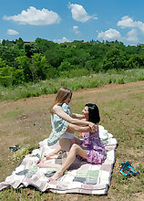Mature.nl - Old and young lesbian Picnic Sexdate on a sunny day