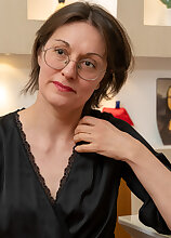 Mature.nl - Skinny mature Barabara masturbates at home