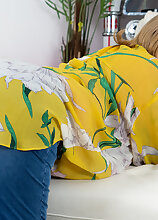 Insatiableme88 is a curvy big booty, big breasted cougar who loves to play with her shaved pussy